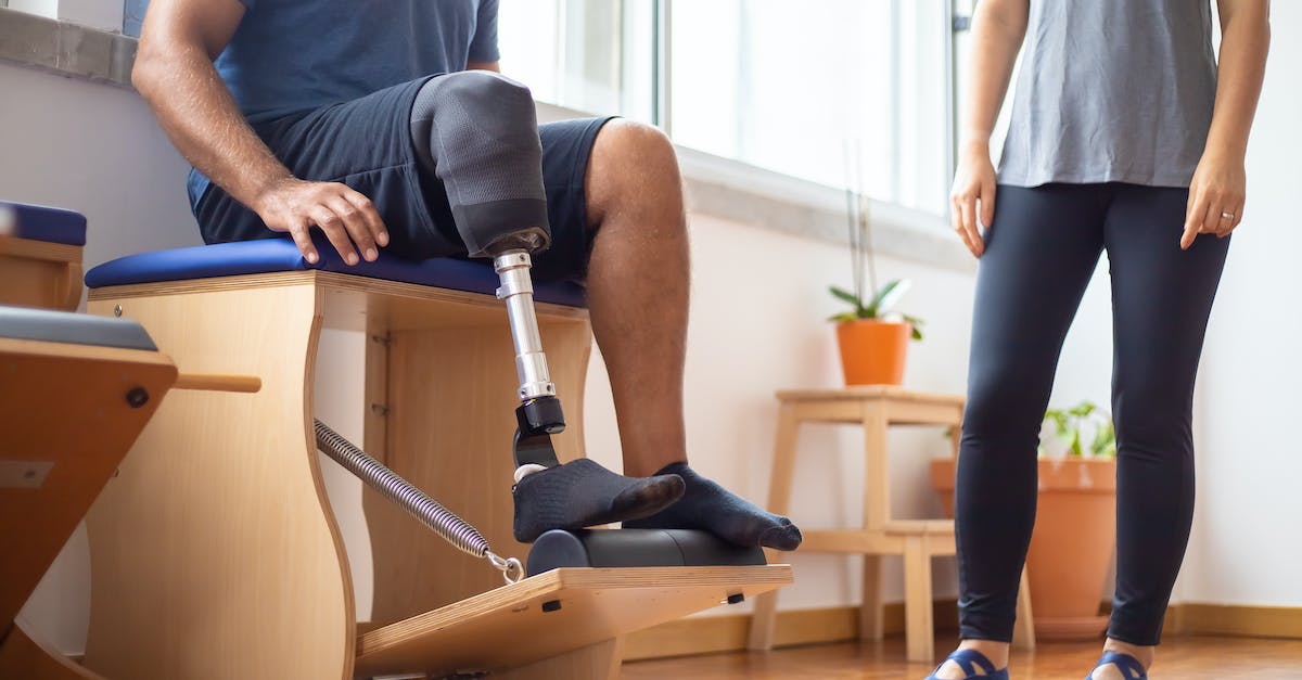 Odzyskiwanie sprawności po endoprotezie kolana: ile czasu trwa rehabilitacja z kulami?