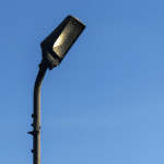 Jak wybrać najlepszą mocną latarkę szperaczą?
